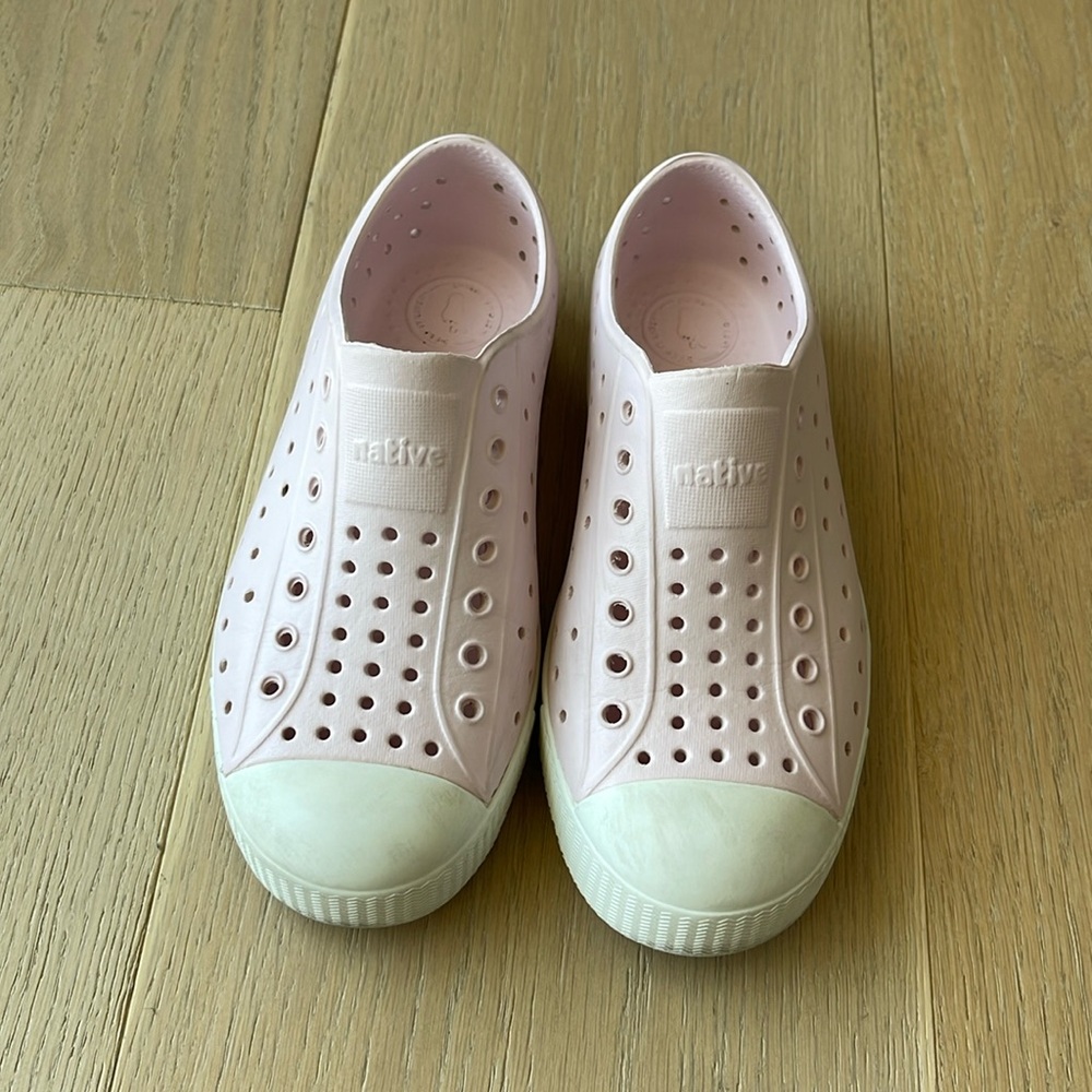 Kids Native Jefferson, size J1. Pink. Light wear.